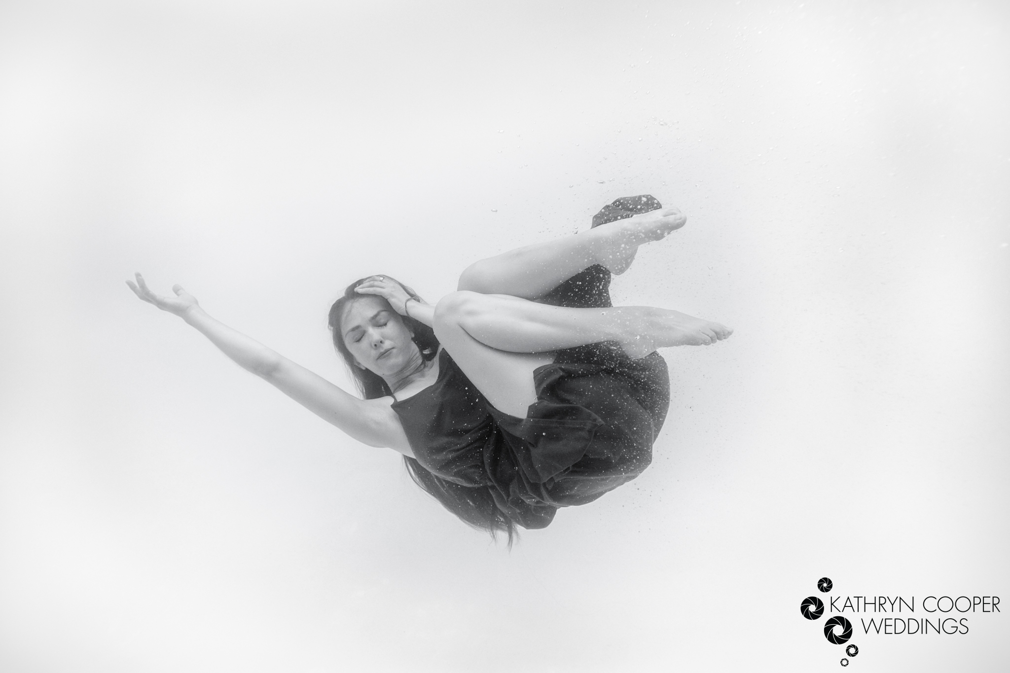 Underwater photographer image of bride in Hawaii, underwater photography model