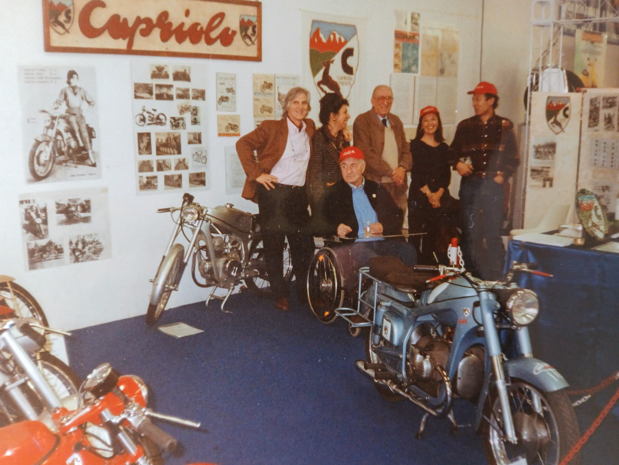 AUTO DI OGNI EPOCA
FIERA DI PADOVA 1999
REGISTRO STORICO CAPRIOLO

NELLA FOTO: FRANCO NARDELLI, MARINA NARDELLI, MASSIMO CAPRONI, CESARE CERESA, ANGELA NEGRI E SERGIO AIROLDI

@SERGIO AIROLDI

