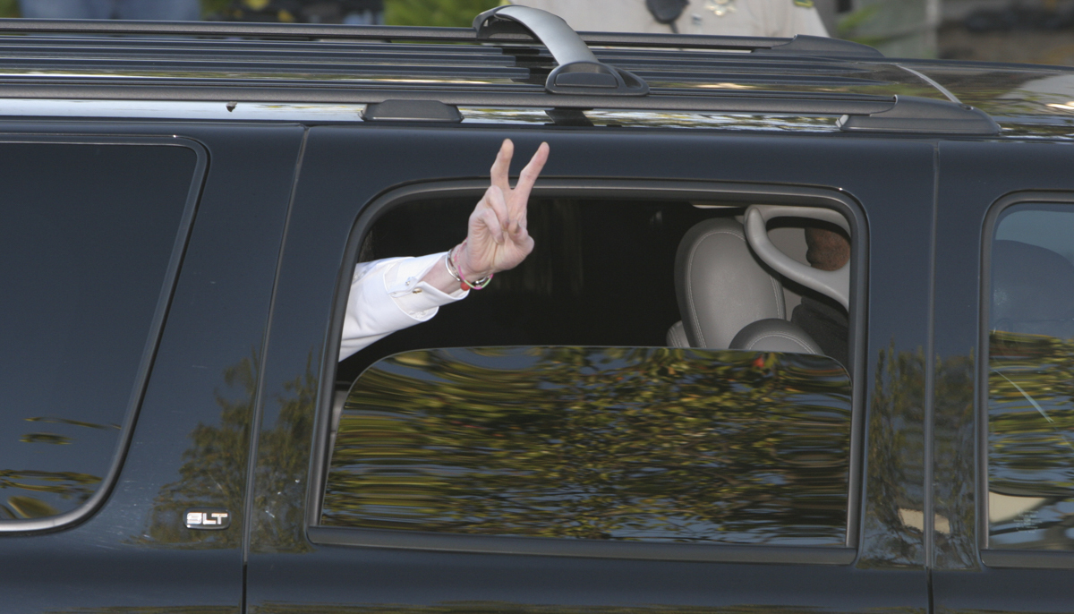 michael jackson leaves the court house, Santa Maria, Ca. 1-31-05